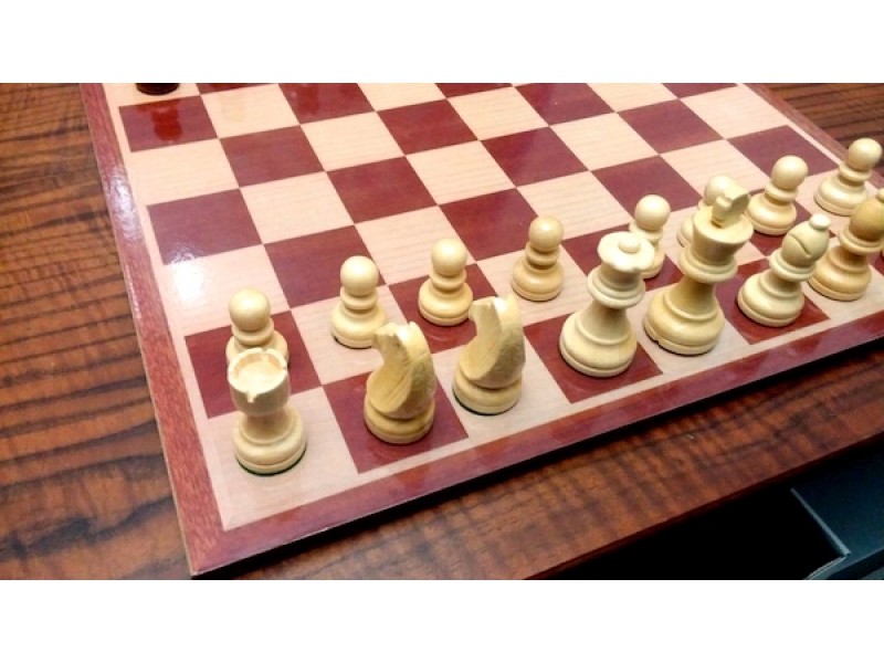 Ξύλινη σκακιέρα 40 Χ 40 εκ. με ξύλινα πιόνια  με ύψος Βασιλιά 7.5 εκ.
