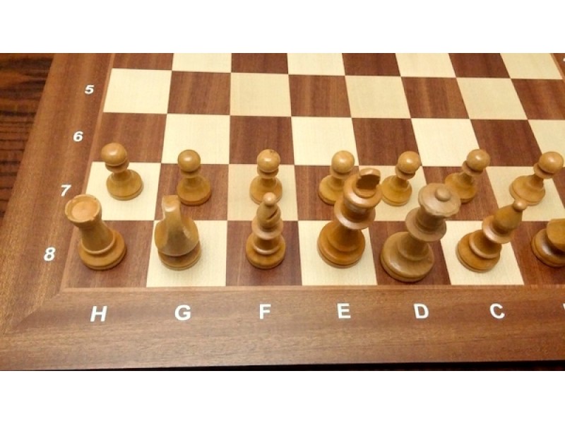 Ξύλινη σκακιέρα με ξύλινα πιόνια  με ύψος Βασιλιά 9 εκ. σε ξύλινη κασετίνα 