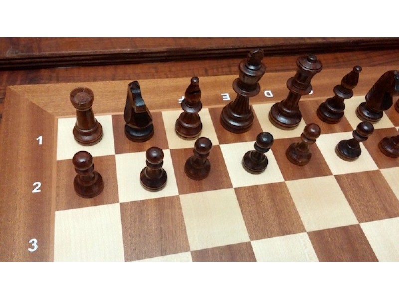 Ξύλινη σκακιέρα με ξύλινα πιόνια  με ύψος Βασιλιά 9 εκ. σε ξύλινη κασετίνα 