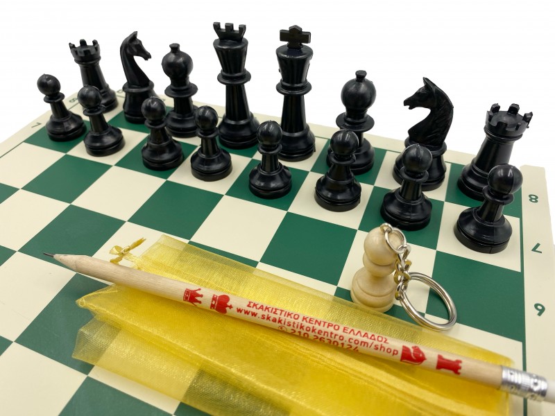 Σχολική σκακιέρα πράσινη βινυλίου 35 Χ 35 εκ. με πλαστικά πιόνια με ύψος 7 εκ. & δώρο με πουγκί - μολύβι και ξύλινo μπρελόκ