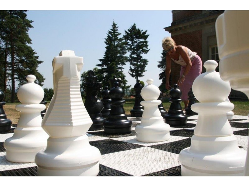 Combo - Γερμανικό ολοκληρωμένο σετ σκάκι κήπου - Πλαστικά πιόνια μέ ύψος Βασιλιά 63 εκ. μαζί με σκληρό δάπεδο 2.80 Χ 2.80 εκ.