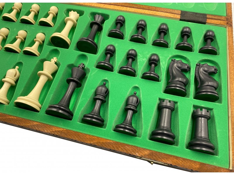 Σκακιέρα ξύλινη ambassador μαζί με πλαστικά πιόνια  Νovak deluxe με ύψος βασιλιά 9.8 εκ.