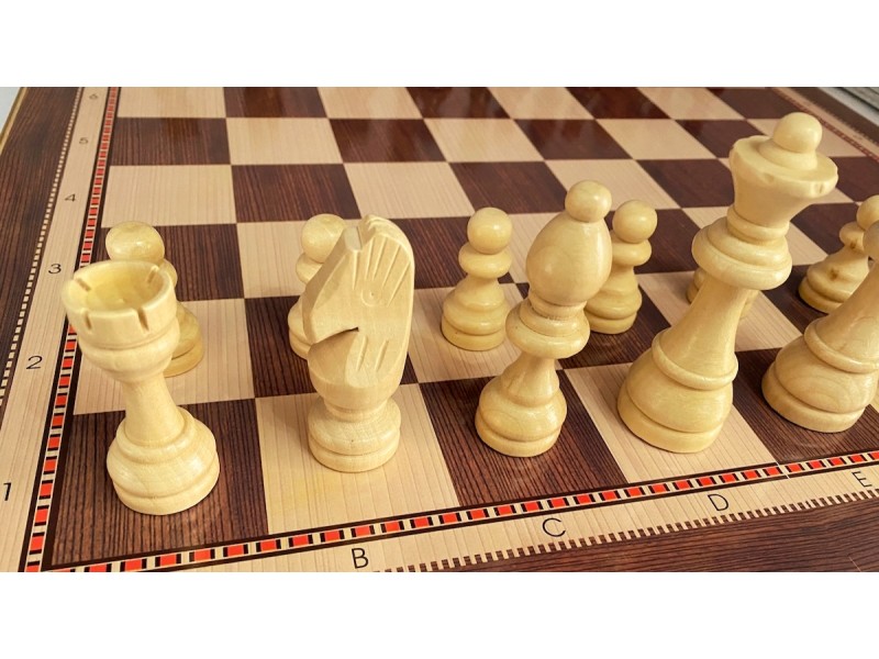 Ξύλινη σκακιέρα 50 Χ 50 εκ. μαζί με σέτ ξύλινα πιόνια  και τσόχα στην βάση και με ύψος βασιλιά 10 εκ. με κασετίνα