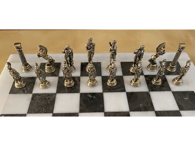 Σκακιέρα από όνυχα  38 Χ 38 εκ. και μεταλλικό σέτ με θέμα αρχαία Ελλάδα