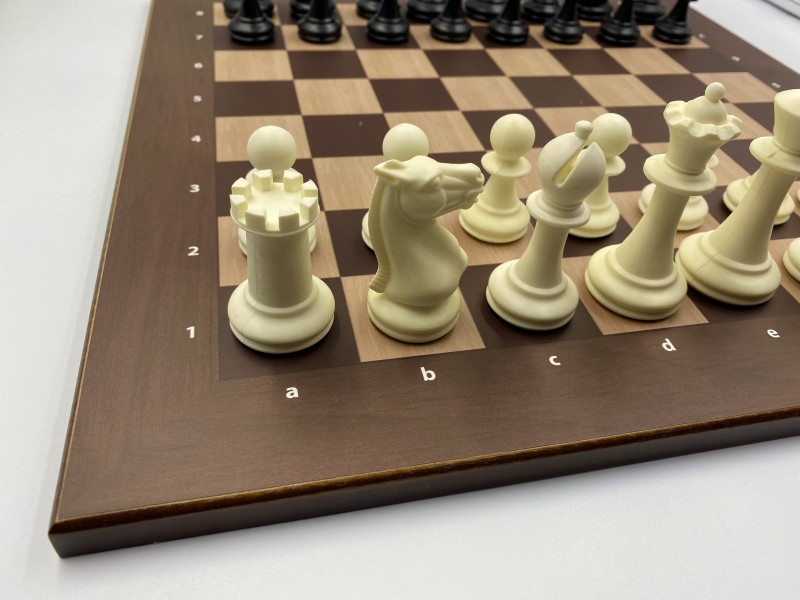 Σκακιέρα ξύλινη τυπώμένη 37 Χ 37 εκ + πιόνια πλαστικά novak με ύψος βασιλιά 7.6 εκ και πουγκί φύλαξης