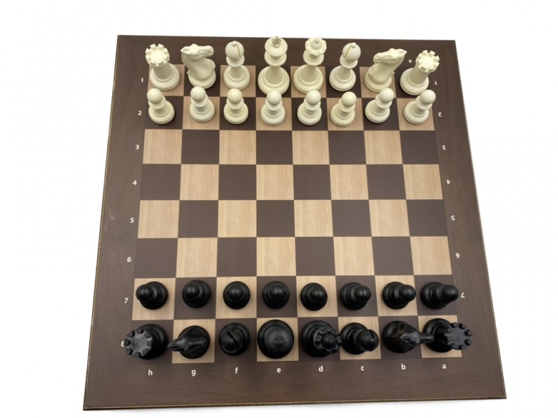 Σκακιέρα ξύλινη τυπώμένη 37 Χ 37 εκ + πιόνια πλαστικά novak με ύψος βασιλιά 7.6 εκ και πουγκί φύλαξης