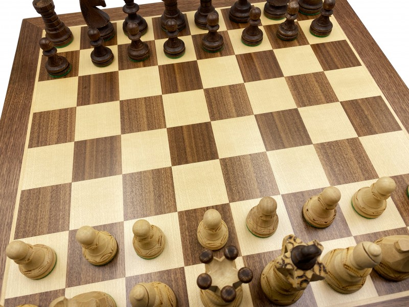 Σκακιέρα  ξύλινη πλακέτα καρυδιά 55 Χ 55 & ξύλινα Ambassador deluxe πιόνια  (καφέ χρώμα)