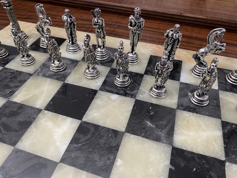 Σκακιέρα από όνυχα  38 Χ 38 εκ. (Χρωματισμός: μελί - μαύρο)