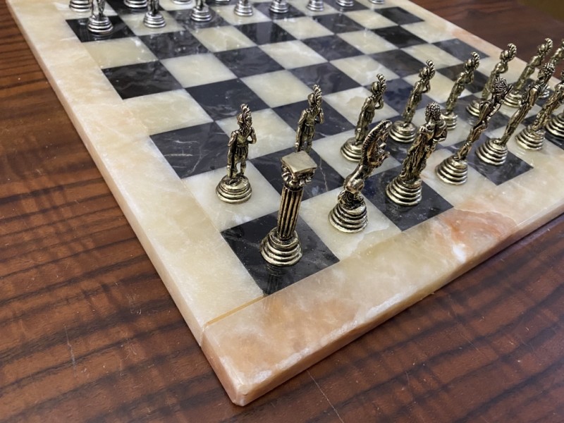 Σκακιέρα από όνυχα  38 Χ 38 εκ. (Χρωματισμός: μελί - μαύρο) και μεταλλικό σέτ με θέμα αρχαία Ελλάδα