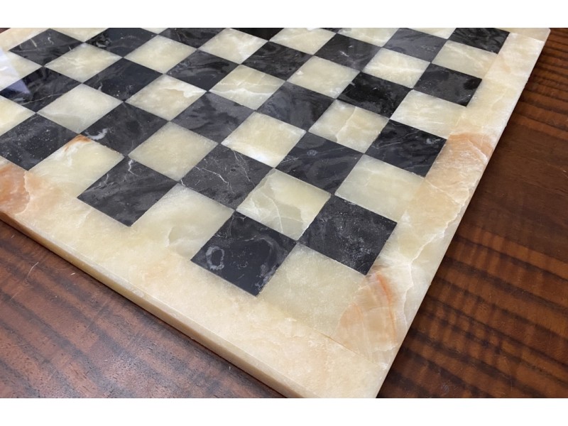 Σκακιέρα από όνυχα  38 Χ 38 εκ. (Χρωματισμός: μελί - μαύρο) και μεταλλικό σέτ με θέμα αρχαία Ελλάδα