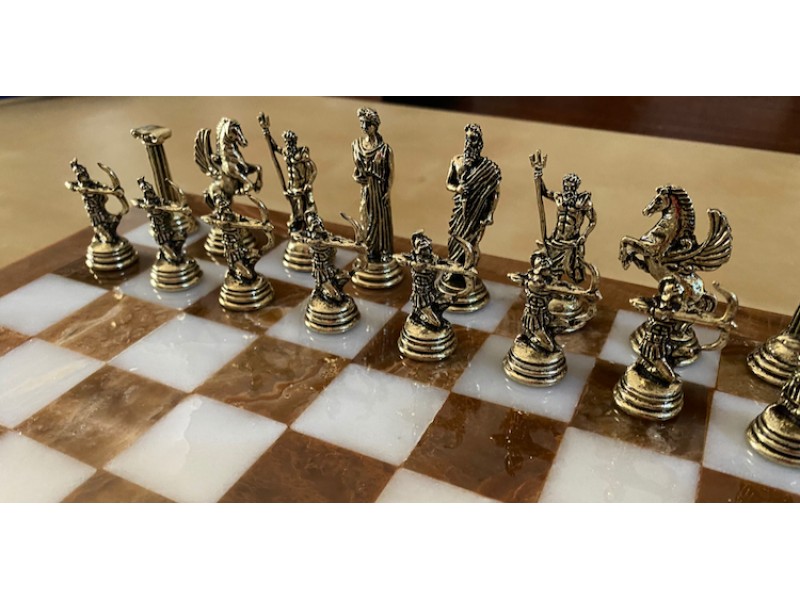 Σκακιέρα από όνυχα  28 Χ 28 εκ. και μεταλλικό σέτ με θέμα αρχαία Ελλάδα