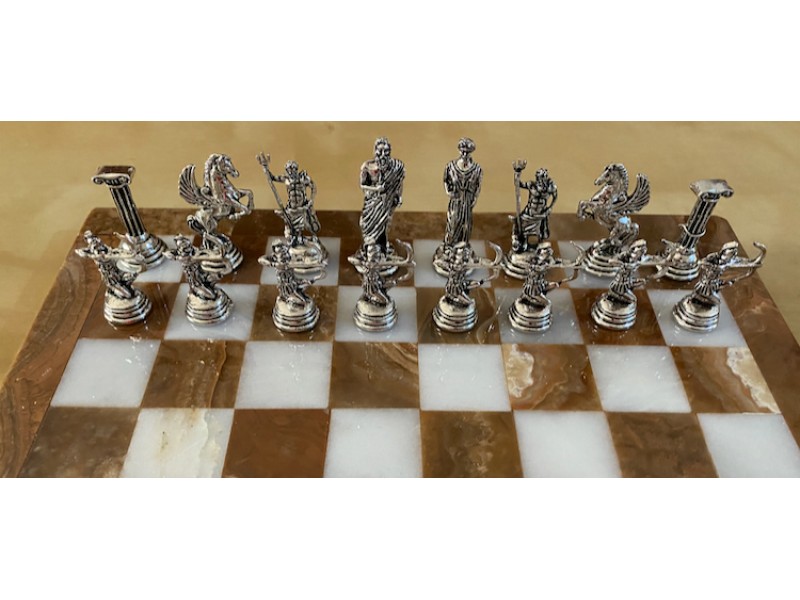 Σκακιέρα από όνυχα  28 Χ 28 εκ. και μεταλλικό σέτ με θέμα αρχαία Ελλάδα