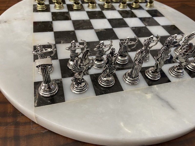 Σκακιέρα από όνυχα στρογγυλή (Ασπρόμαυρη) με διάμετρο 35 εκ και μεταλλικό σέτ με θέμα αρχαία Ελλάδα