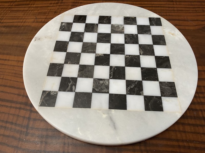 Σκακιέρα από όνυχα στρογγυλή (Ασπρόμαυρη) με διάμετρο 35 εκ και μεταλλικό σέτ με θέμα αρχαία Ελλάδα