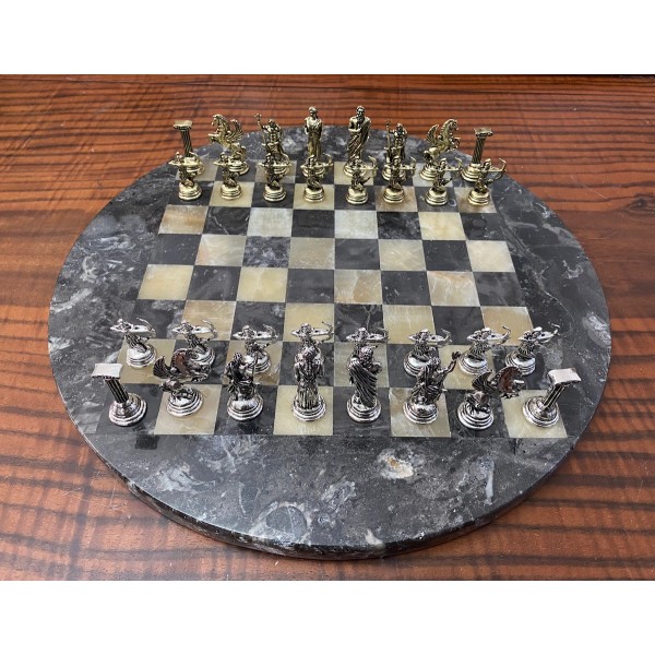 Σκακιέρα από όνυχα στρογγυλή  μαύρη με διάμετρο 35 εκ και μεταλλικό σέτ με θέμα αρχαία Ελλάδα