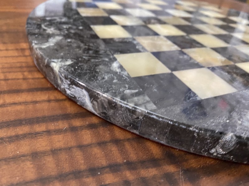 Σκακιέρα από όνυχα στρογγυλή  μαύρη με διάμετρο 35 εκ και μεταλλικό σέτ με θέμα αρχαία Ελλάδα