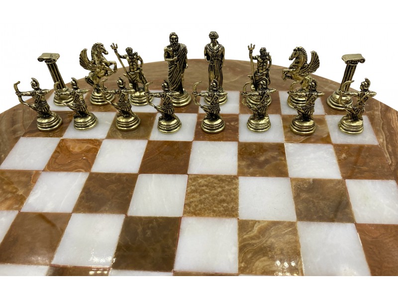 Σκακιέρα από όνυχα στρογγυλή με διάμετρο 35 εκ και μεταλλικό σέτ με θέμα αρχαία Ελλάδα