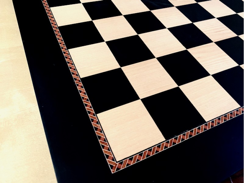 Σκακιέρα ξύλινη σε πλακέτα 50 Χ 50 εκ με μπορντούρα και καρέ τετραγώνου 5.1 εκ