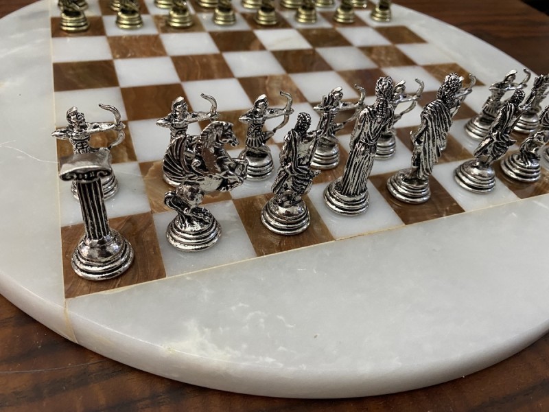 Σκακιέρα από όνυχα στρογγυλή λευκή - καφέ με διάμετρο 35 εκ και μεταλλικό σέτ με θέμα αρχαία Ελλάδα