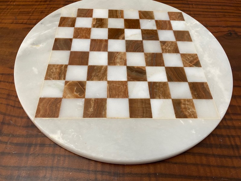 Σκακιέρα από όνυχα στρογγυλή λευκή - καφέ με διάμετρο 35 εκ και μεταλλικό σέτ με θέμα αρχαία Ελλάδα