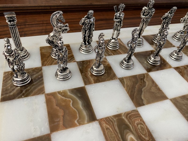 Σκακιέρα από όνυχα  38 Χ 38 εκ. (Χρωματισμός: καφέ - λευκό)