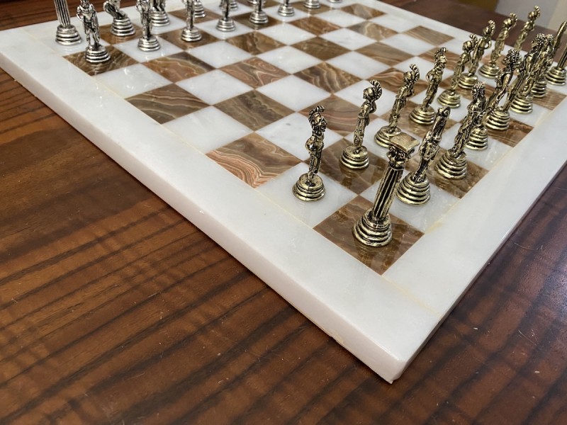 Σκακιέρα από όνυχα  38 Χ 38 εκ. (Χρωματισμός: καφέ - λευκό) και μεταλλικό σέτ με θέμα αρχαία Ελλάδα