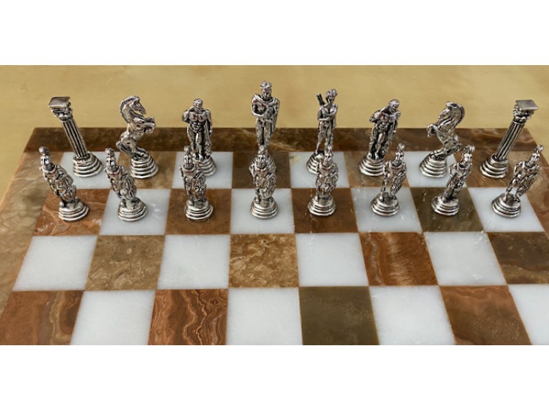Σκακιέρα από όνυχα  38 Χ 38 εκ. και μεταλλικό σέτ με θέμα αρχαία Ελλάδα